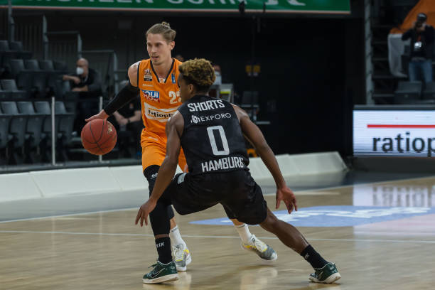 续担任中场 续担任中场